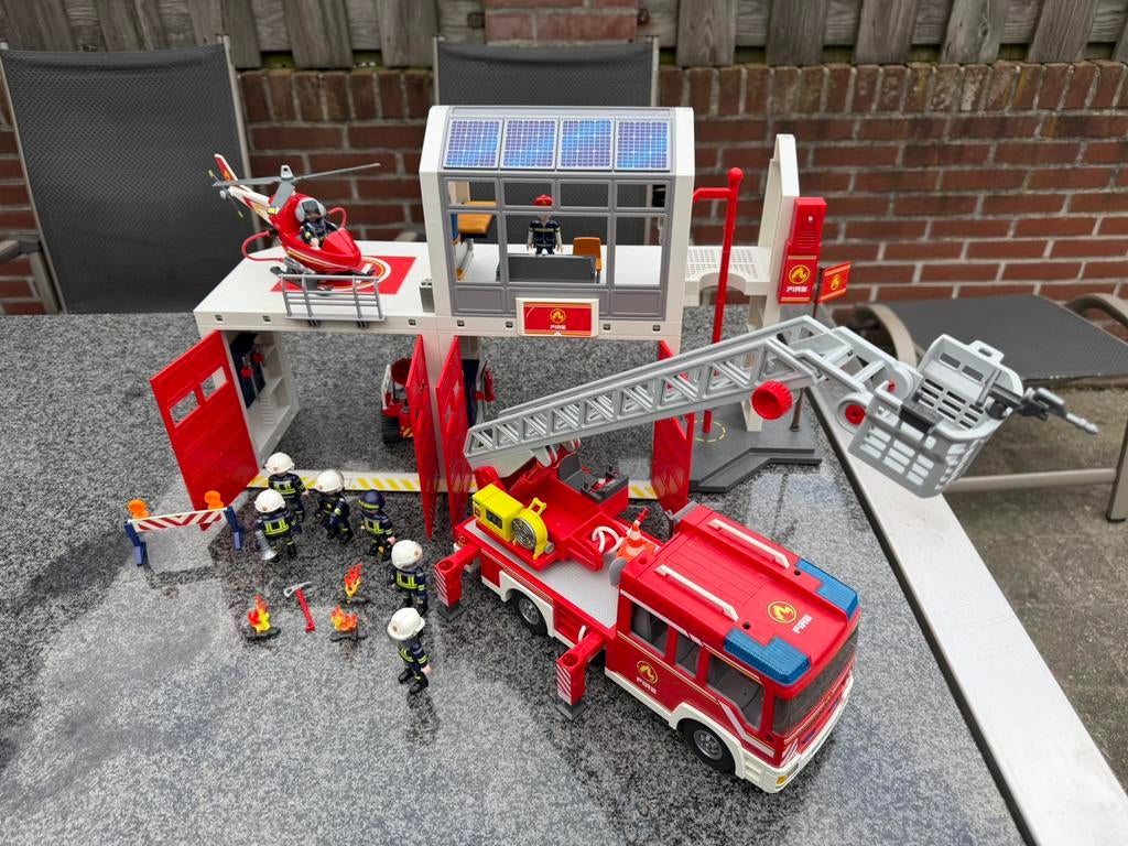 Playmobil sets 9462, 9463: brandweerkazerne met ladderwagen, Ophalen of Verzenden, Gebruikt, Los playmobil