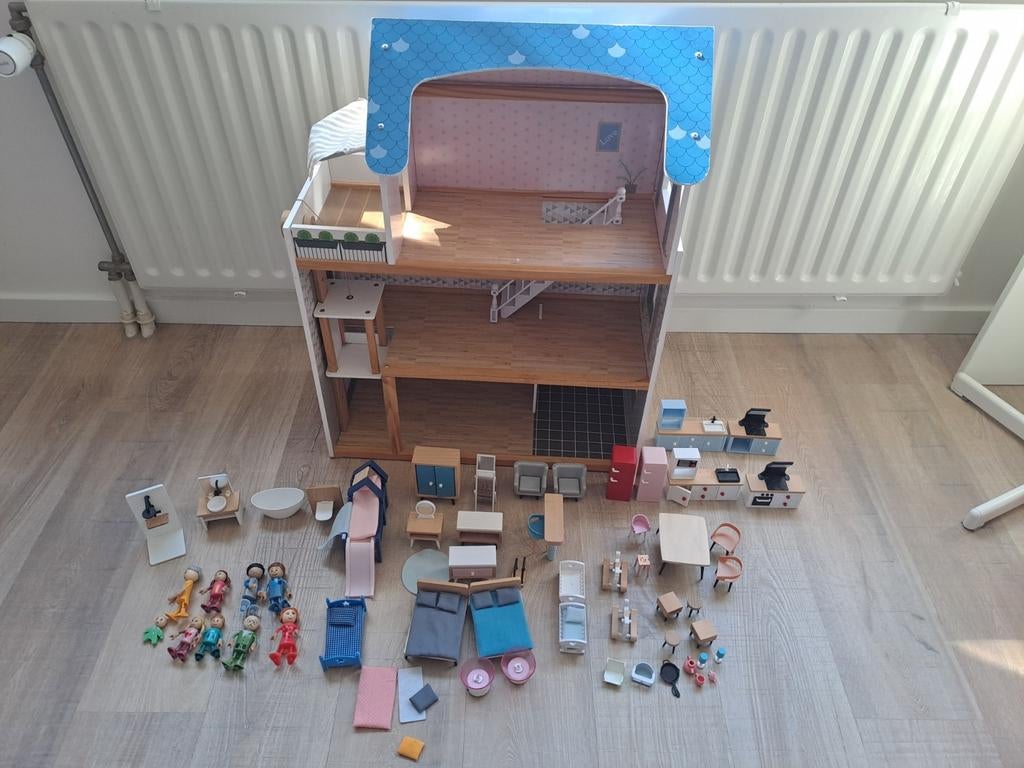 Groot houten poppenhuis met meubels en poppetjes, Ophalen, Gebruikt, Overige typen