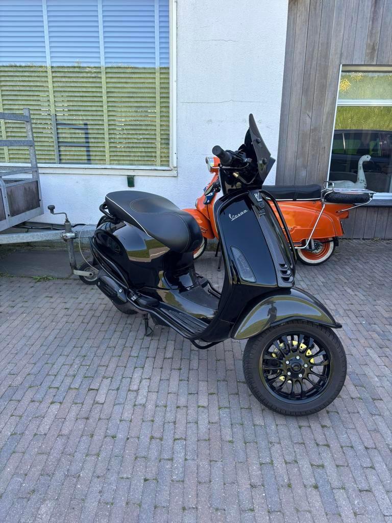 Vespa sprint brom 4t4v 2017 full option carbon led, Fietsen en Brommers, Scooters | Vespa, Ophalen, Gebruikt, Maximaal 45 km/u