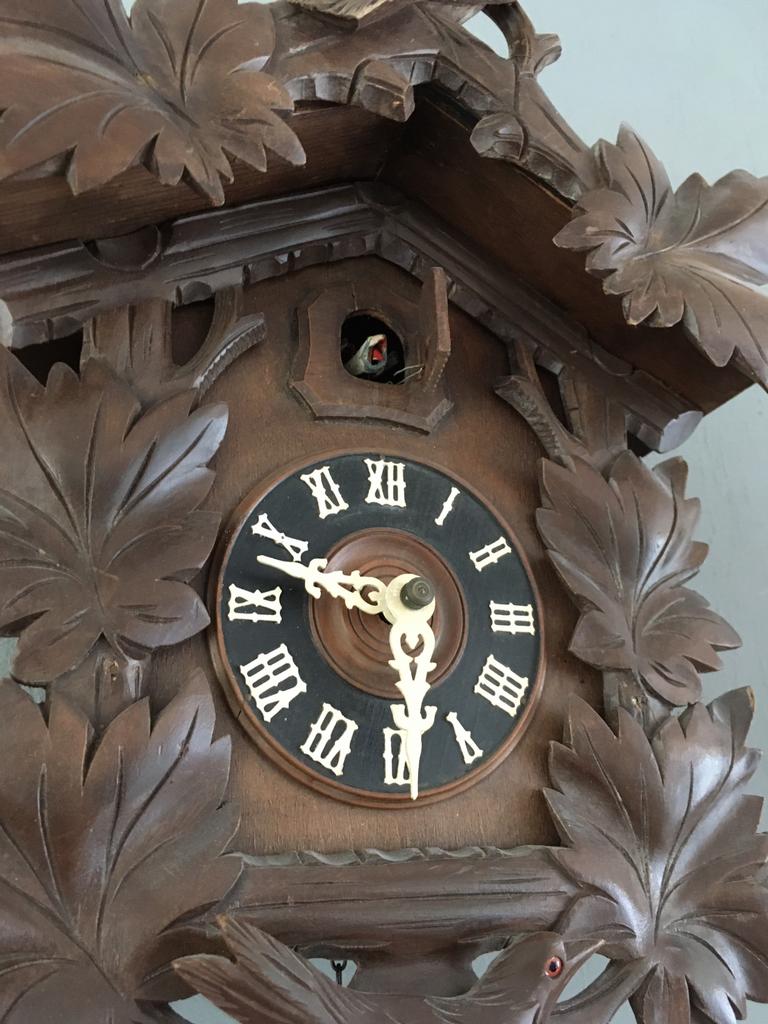 Antieke koekoeksklok donker bruin uit Duitsland., Antiek en Kunst, Antiek | Klokken, Ophalen