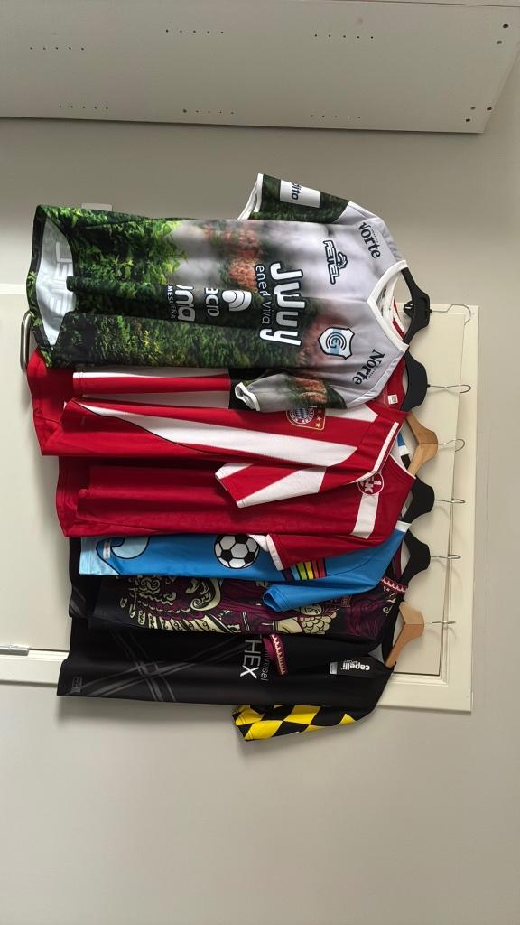 Verschillende voetbalshirts, Overige kleuren, Zo goed als nieuw, Voetbal, Verzenden