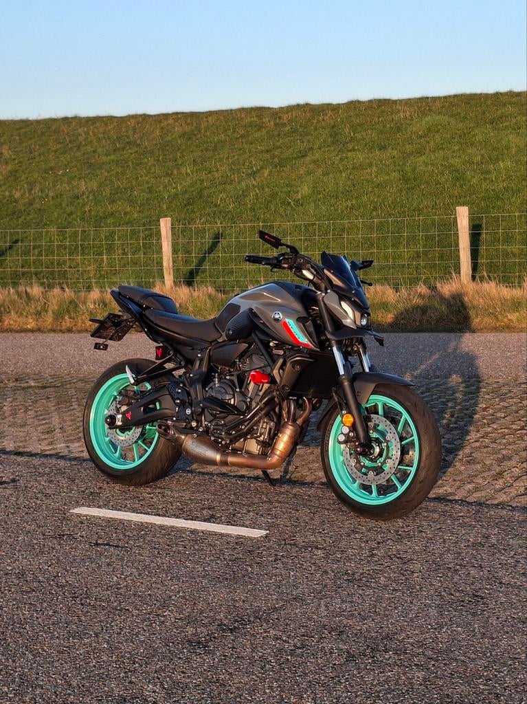 Mt 07 cyan storm/ akrapovic/handvatverwarming/comfortzadel, 700 cc, 2 cilinders, Motorrijbewijs A, Sportuitlaat
