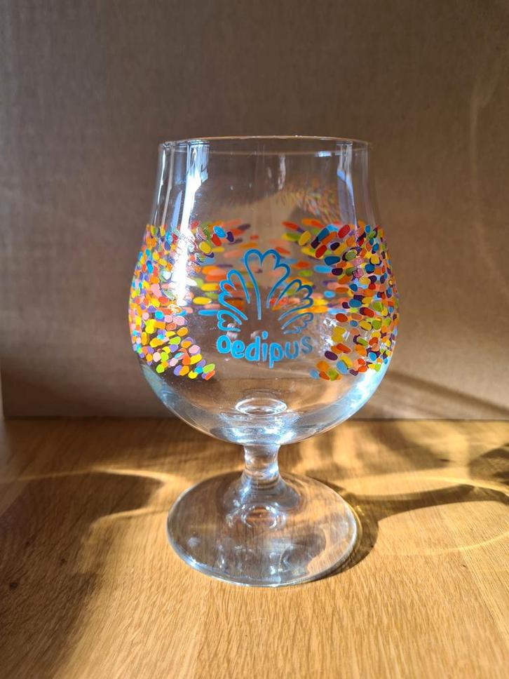 Oedipus vrolijk gekleurd glas, Verzamelen, Glas en Borrelglaasjes, Zo goed als nieuw, Bierglas, Ophalen of Verzenden