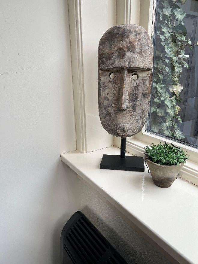 Houten masker, Ophalen