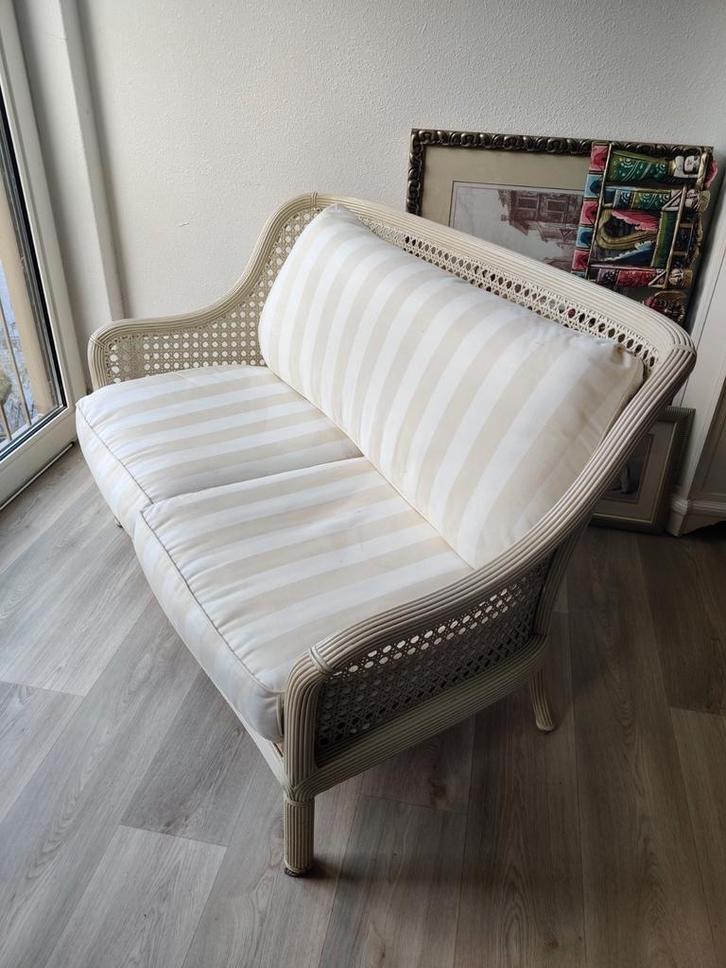 Vintage ratan en hout bankje met wasbare hoezen -, Huis en Inrichting, Banken | Sofa's en Chaises Longues, Tweepersoons, Minder dan 150 cm