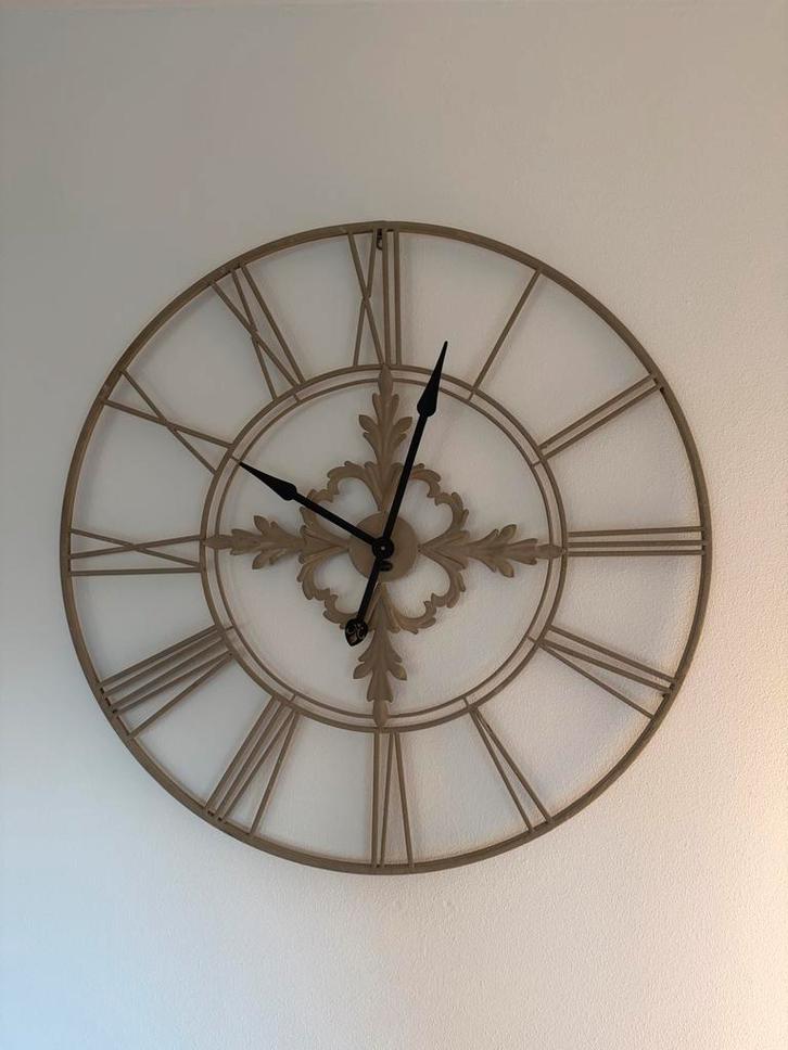 Grote Riverdale wandklok met Romeinse cijfers, Huis en Inrichting, Woonaccessoires | Klokken, Zo goed als nieuw, Wandklok, Analoog