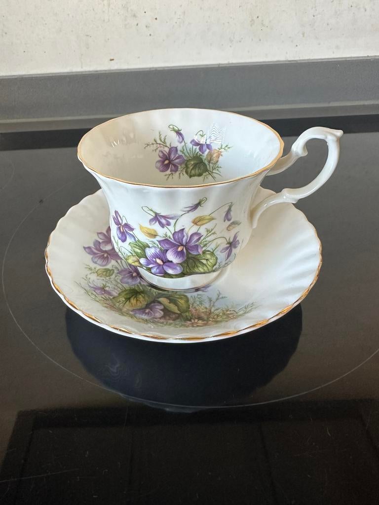Richmond Bone China kop en schotel met viooltjes, Ophalen
