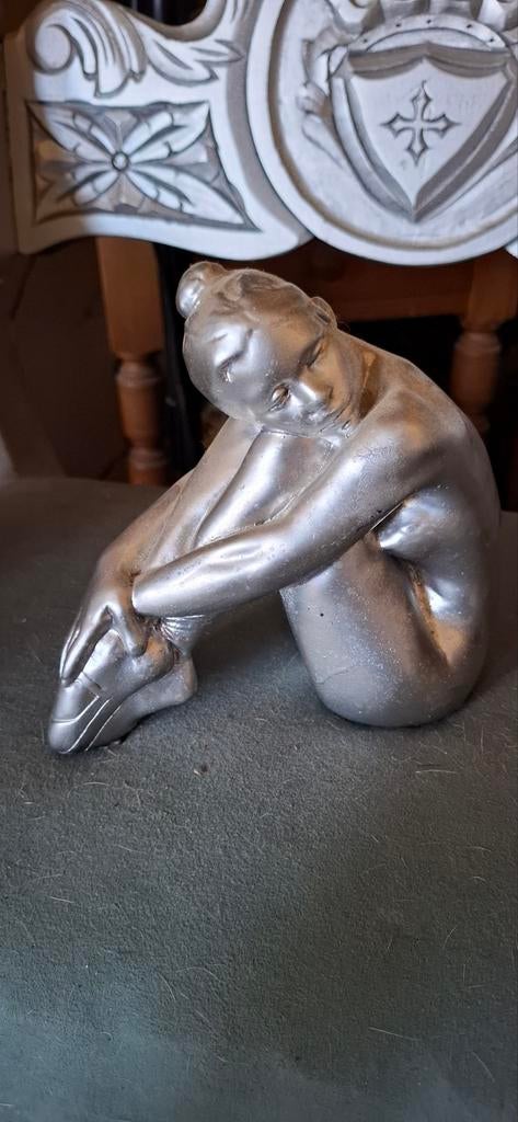 Zilverkleurig beeldje van zittende vrouw, Antiek en Kunst, Kunst | Beelden en Houtsnijwerken, Ophalen of Verzenden