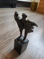 Bronzen beeld van twee figuren op marmeren voet, Ophalen