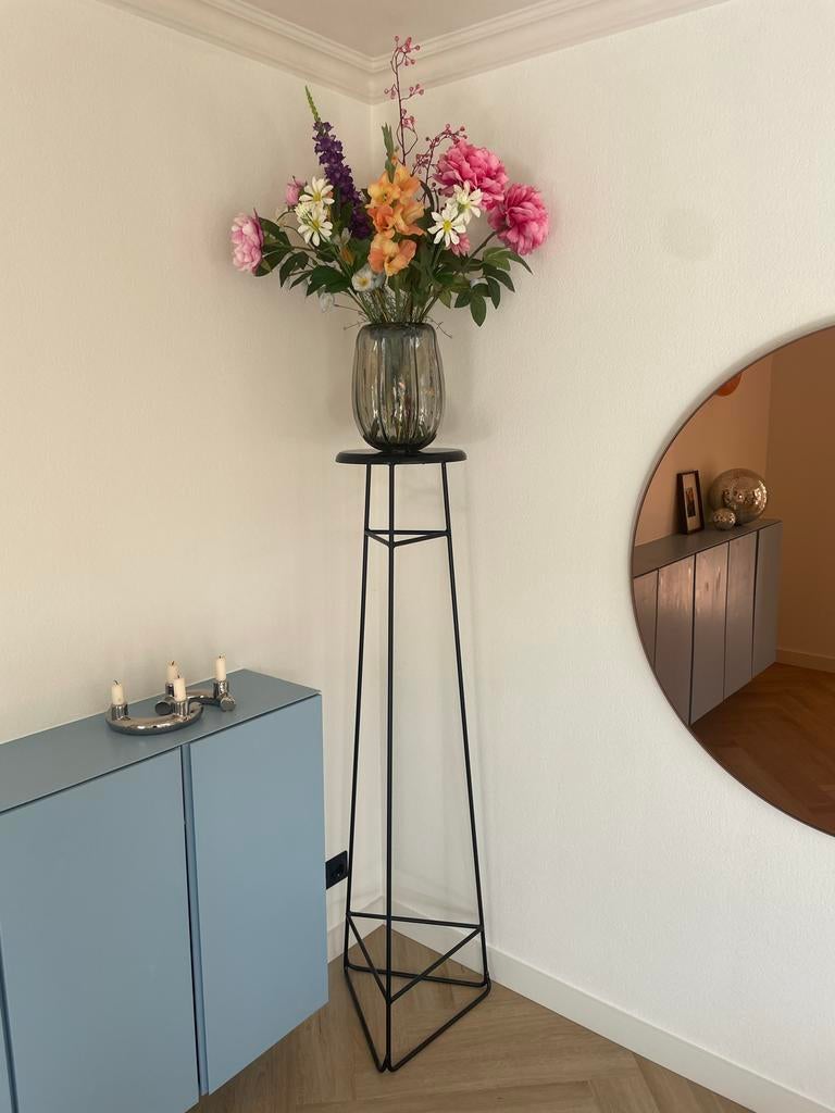 Zwarte metalen plantenstandaard met houten blad, Huis en Inrichting, Woonaccessoires | Overige, Ophalen, Gebruikt