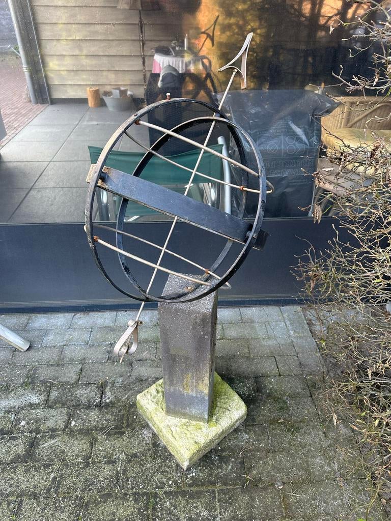 Metalen en koperen zonnewijzer op betonnen sokkel, Tuin en Terras, Zonnewijzers, Ophalen, Gebruikt
