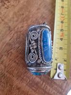 Tibetaans zilveren hanger met lapis, koraal en turquoise.