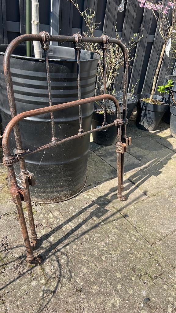 Antiek frans bedje, gietijzer met bijzondere elementen, Ophalen