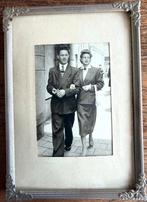 Oud fotolijstje (1011) met mooie lijst en een bol glas, Ophalen of Verzenden