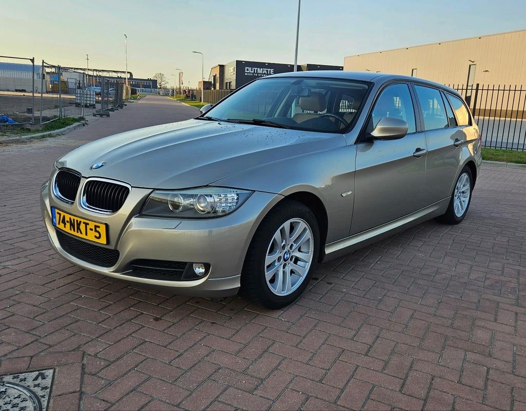 BMW 320i Touring | Leder | Trekhaak | Bi-xenon | Facelift, Euro 5, Achterwielaandrijving, 1995 cc, 4 cilinders