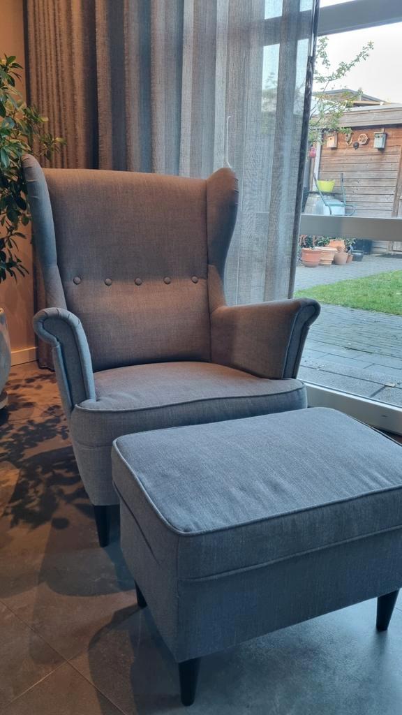 IKEA STRANDMON oorfauteuil + voetenbank – grijs, Huis en Inrichting, Fauteuils, Gebruikt, Stof, 75 tot 100 cm, Ophalen