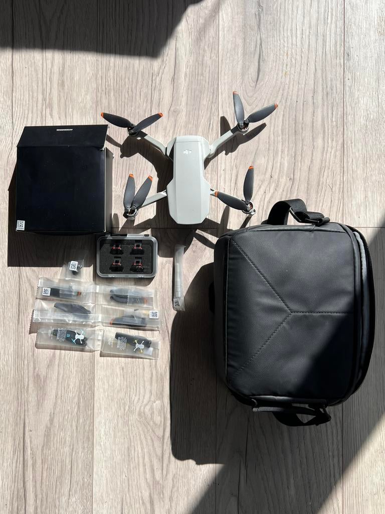 DJI Mini 2 drone + batterij + accessoires (zonder controller, Ophalen of Verzenden, Zo goed als nieuw