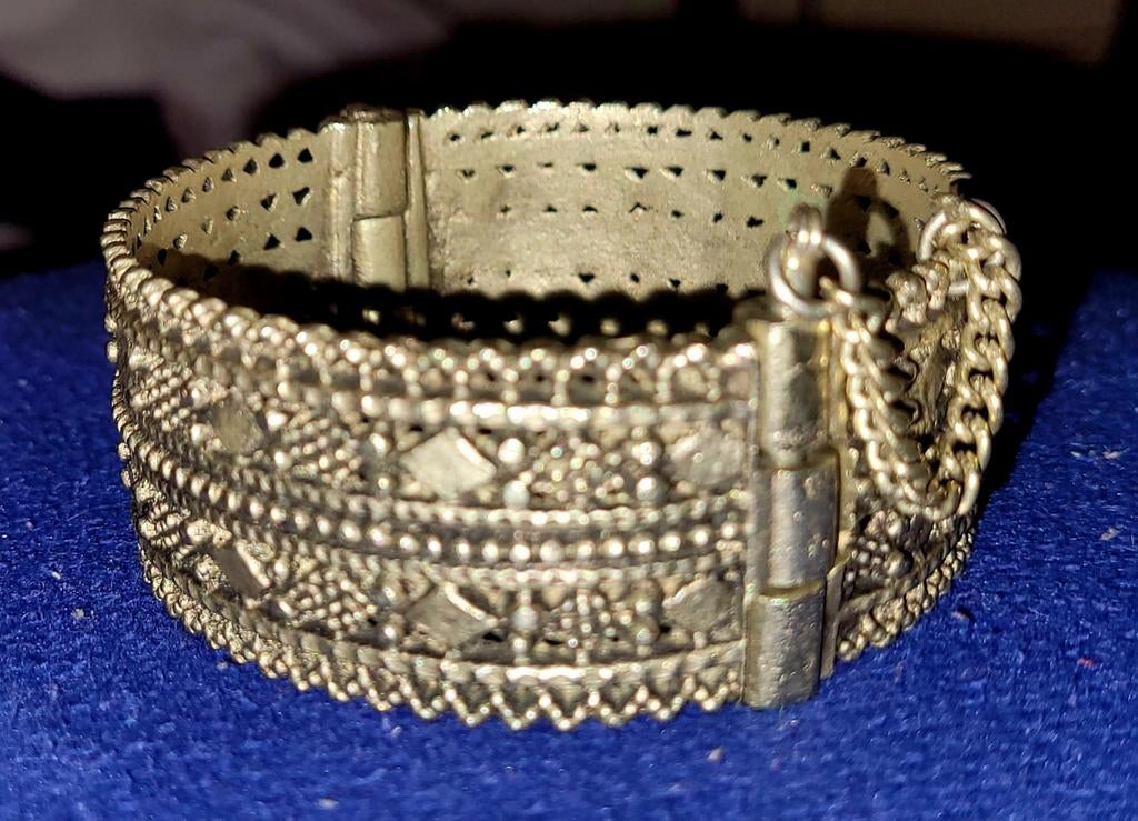 Ethnische zilverkleurige metalen armband met pinsluiting, Verzenden, Gebruikt, Zilver, Overige materialen
