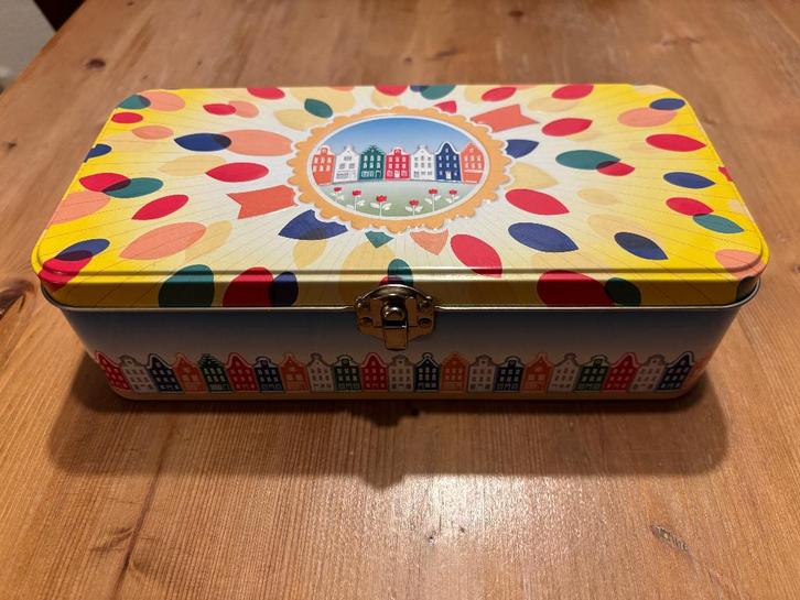 Lipton postcodeloterij blik rechthoekig reliëf deksel sluit, Verzamelen, Blikken, Zo goed als nieuw, Thee, Overige merken, Ophalen