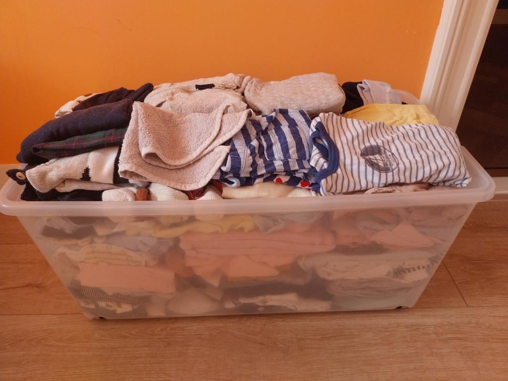Doos met 1 jaar lang babykleding, Kinderen en Baby's, Babykleding | Baby-kledingpakketten, Ophalen, Zo goed als nieuw