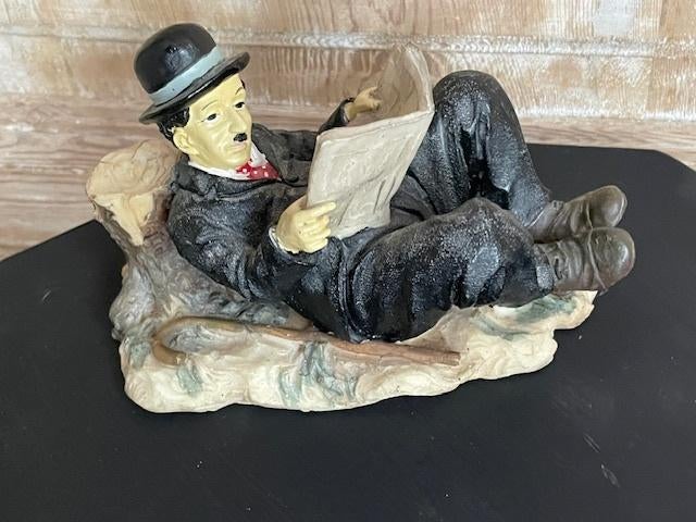 Vintage beeldje. Liggende en lezende Charlie Chaplin., Verzamelen, Ophalen, Zo goed als nieuw, Film, Beeldje, Replica of Model