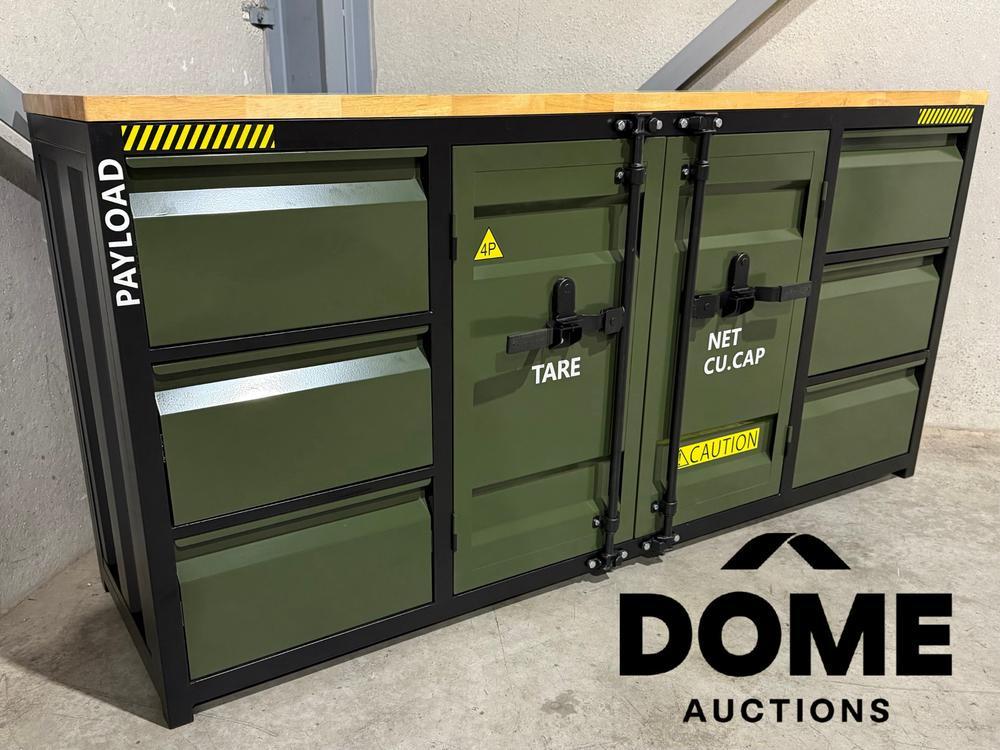 metalen werkbank met houten werkblad