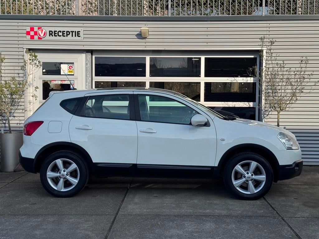 Nissan Qashqai 1.6 Connect Edition / Pano / Camera / Navi /, 1272 kg, 15 km/l, Gebruikt, 4 cilinders