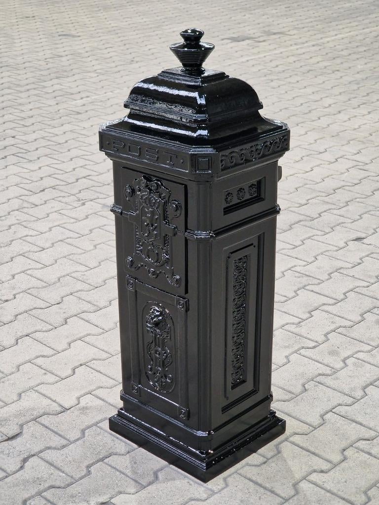 Engelse vrijstaande brievenbus zwart, Tuin en Terras, Brievenbussen, Ophalen of Verzenden, Zo goed als nieuw, Aluminium, Staande brievenbus