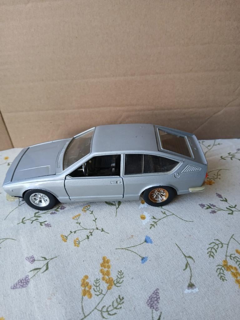 Alfa Romeo Alfetta GT. Bburago 1:24, Ophalen of Verzenden, Gebruikt, Bburago