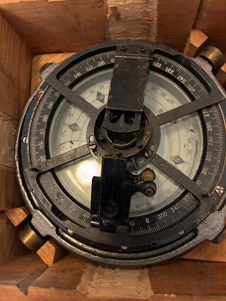 Kompas in houten doos met hengsel., Verzenden, Gebruikt, Overige typen