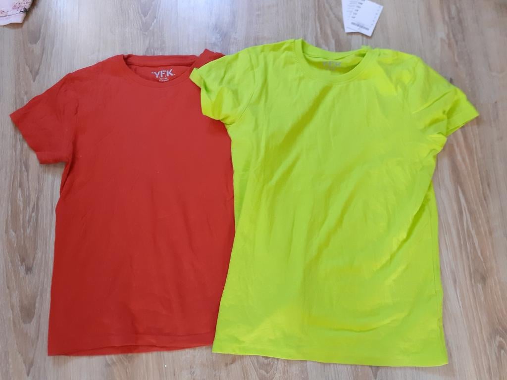 1 nieuwe en 1 zgan T shirt maat 134/140, Meisje, YFK, Ophalen of Verzenden, Zo goed als nieuw