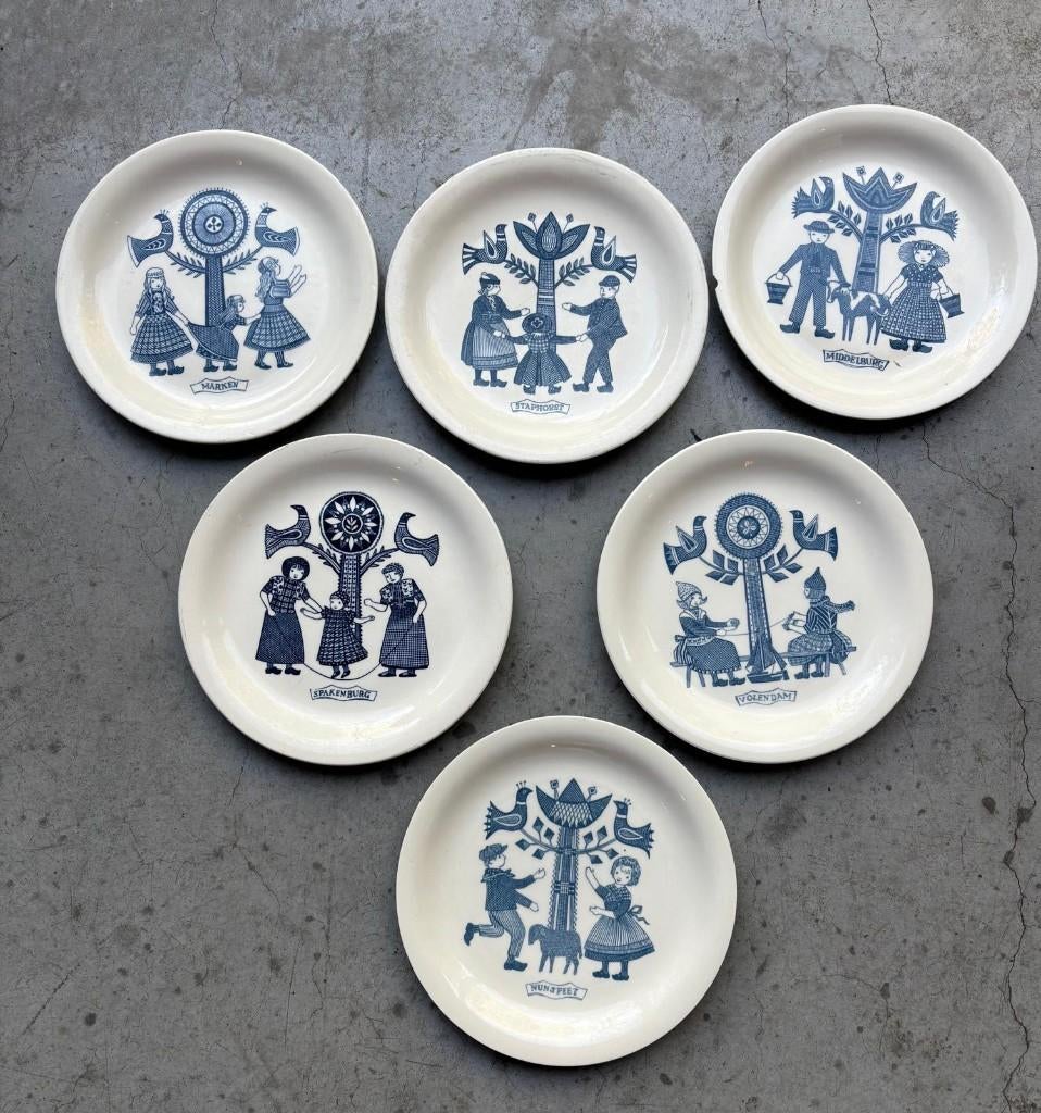 Bordjes klederdracht Royal Sphinx Maastricht., Huis en Inrichting, Keuken | Servies, Gebruikt, Bord(en), Overige stijlen, Aardewerk