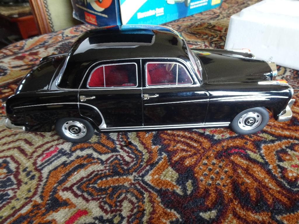 ZEER MOOIE MERCEDES BENZ 220 S 1;18 MERK KK SCALE, Ophalen of Verzenden, Zo goed als nieuw, Auto, Overige merken