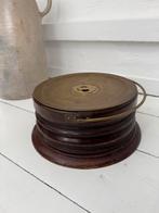 Houten stoof met koperen kruik, Ophalen