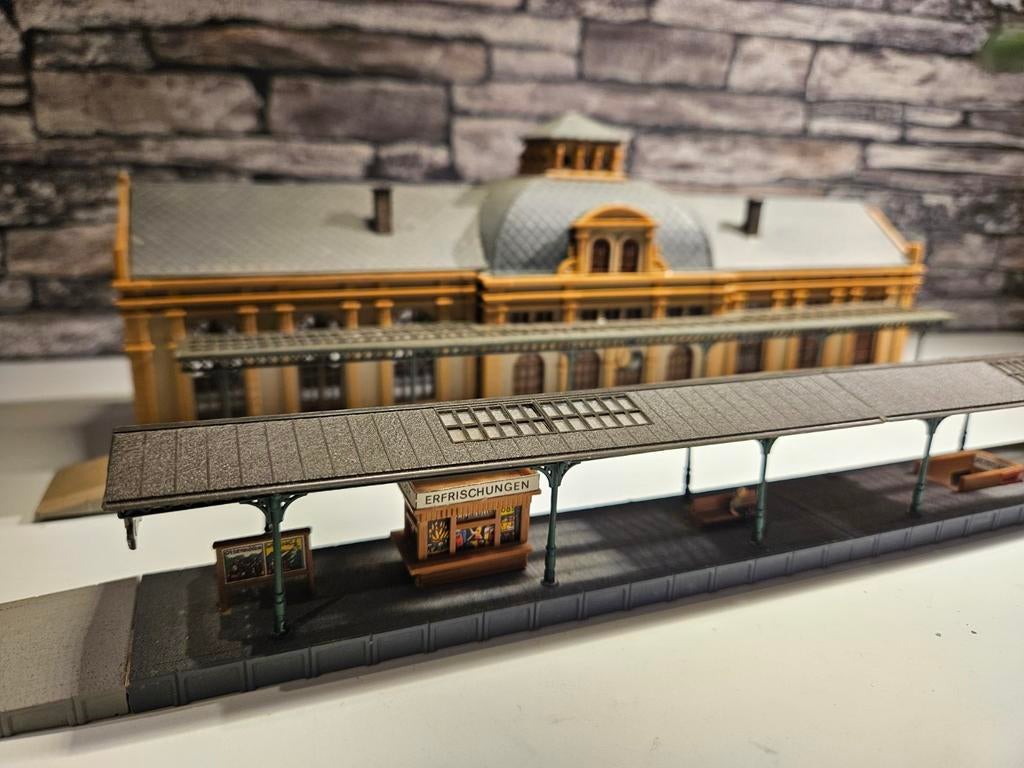 Station bahnhof Altstadt met perron N spoor modeltrein 1:160, Hobby en Vrije tijd, Modeltreinen | N-Spoor, Overige merken, Gebruikt