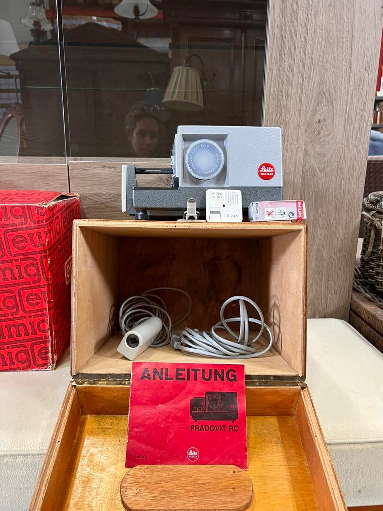 Leitz Pradovit RC diaprojector + koffer & toebehoren, Audio, Tv en Foto, Diaprojectors, D, Ophalen of Verzenden, Zo goed als nieuw