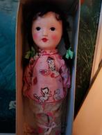 Oude pop met vlechtjes en roze kleding, Verzamelen, Poppen, Ophalen of Verzenden