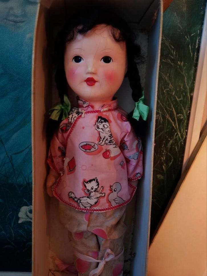 Oude pop met vlechtjes en roze kleding, Verzamelen, Poppen, Ophalen of Verzenden