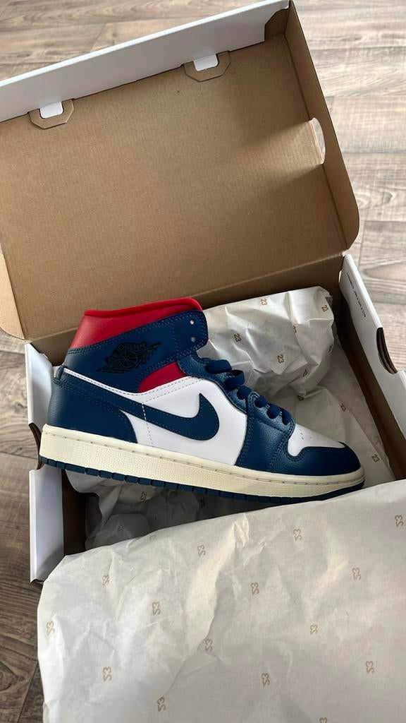 Jordan 1 Mid French Blue - Maat 38,5 - Nieuw, Blauw, Nieuw, Ophalen of Verzenden, Sneakers of Gympen