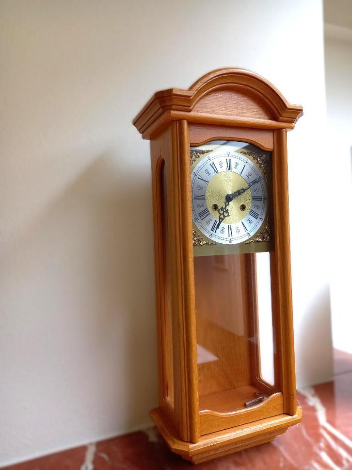 Friese wandklok (regulateur) met mechanisch Hermle uurwerk, Huis en Inrichting, Woonaccessoires | Klokken, Zo goed als nieuw, Wandklok