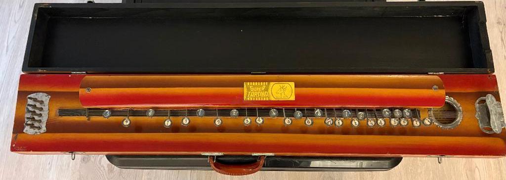 Banjo "keyboard combineert op een getokkelde snarenbody"., Muziek en Instrumenten, Snaarinstrumenten | Banjo's, Ophalen, Gebruikt