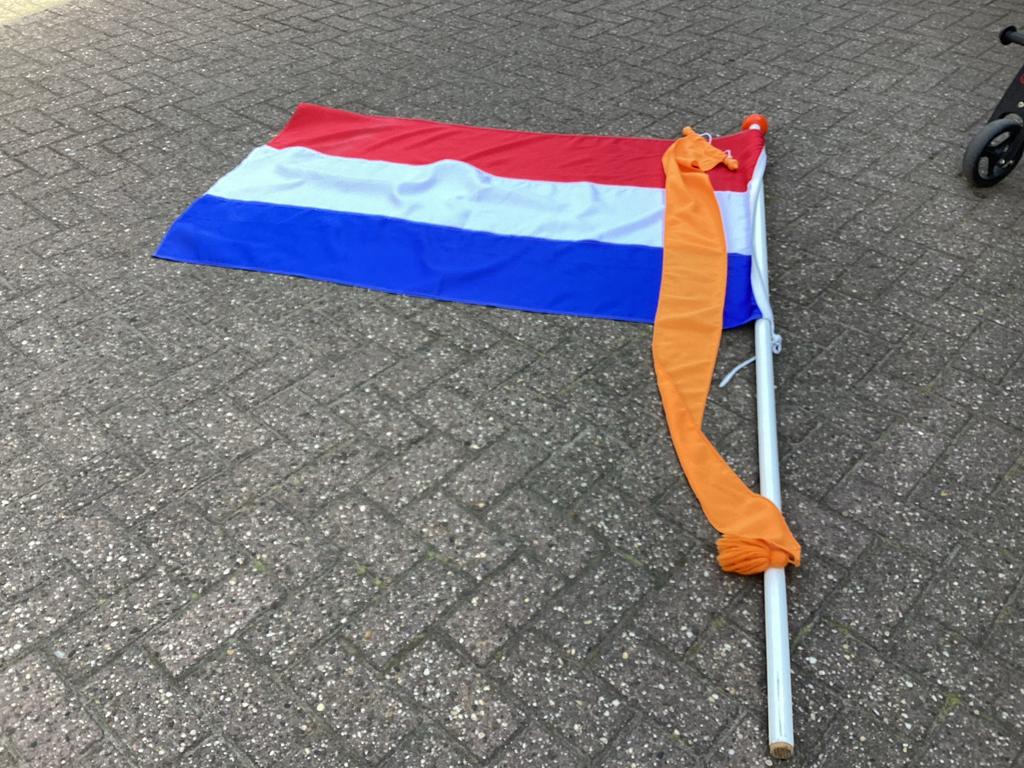 Vlag met stok en wimpel, Ophalen