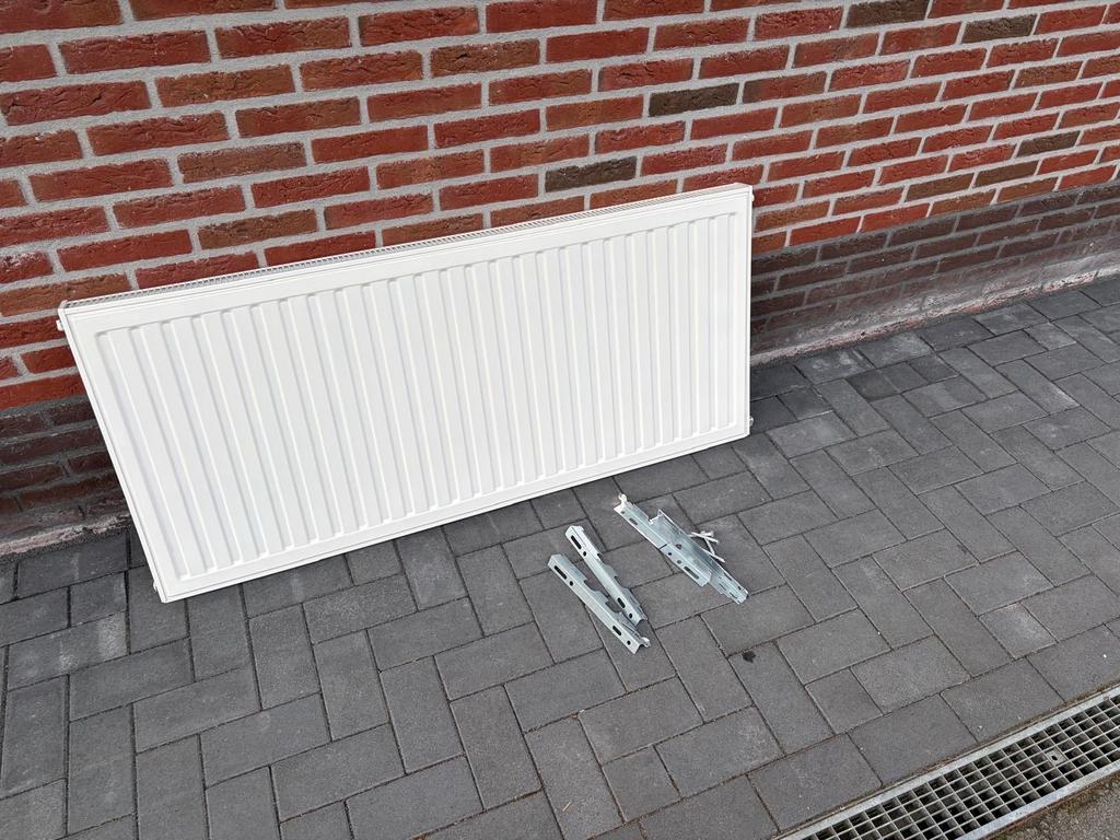 Witte radiator, inclusief beugels, Doe-het-zelf en Verbouw, Ophalen, 30 tot 80 cm, 500 tot 800 watt, Radiator