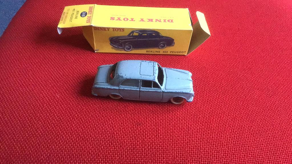 DINKY TOYS PEUGEOT 403 ORG.FRANCE + DOOS COMPLEET, Ophalen of Verzenden, Zo goed als nieuw, Auto, Dinky Toys