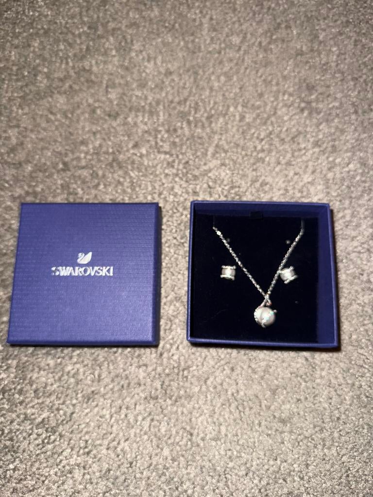 Swarovski sieraden set, oorbellen + ketting, nieuw in doos, Ophalen of Verzenden, Nieuw, Sieraad of Horloge
