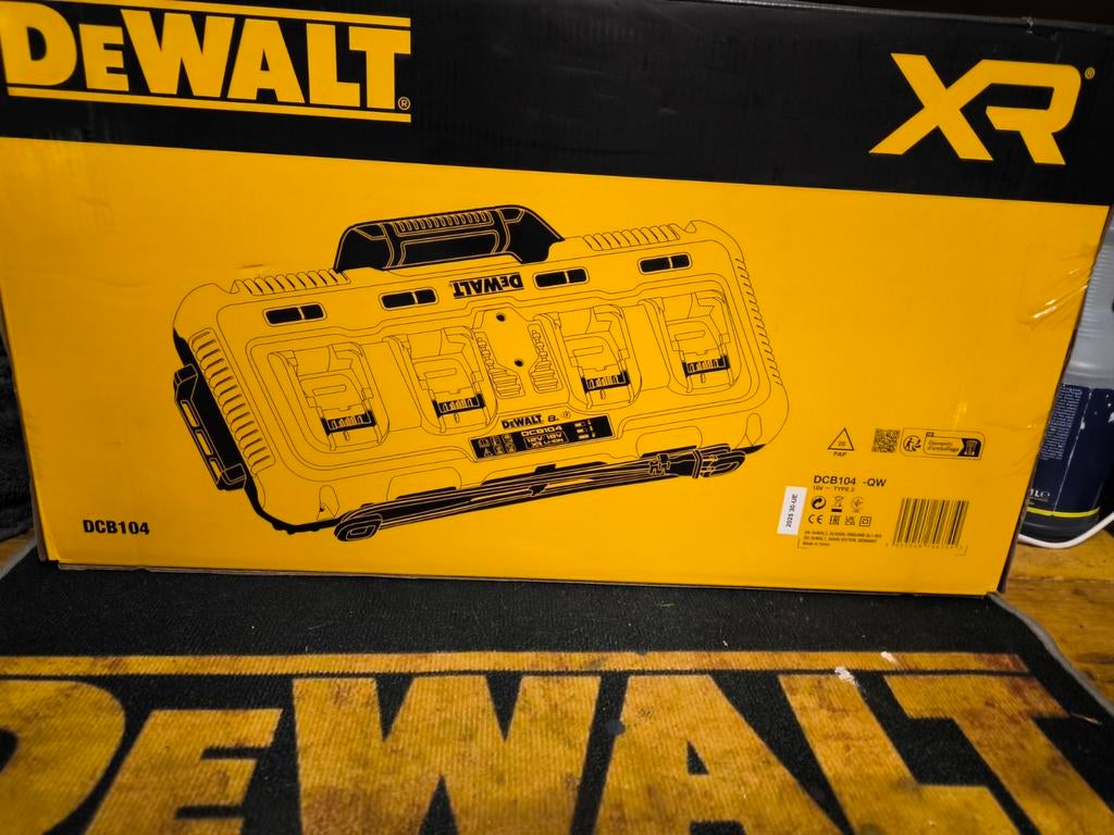Dewalt DCB104-QW oplader 4 weg fast charger 18/54v, Doe-het-zelf en Verbouw, Gereedschap | Machine-onderdelen en Toebehoren, Ophalen