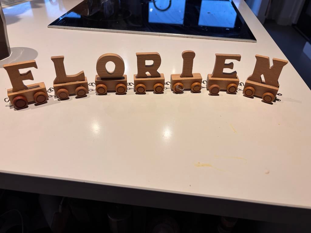 Lettertrein met naam Florien, Ophalen of Verzenden, Zo goed als nieuw, Overige typen, Met wieltjes