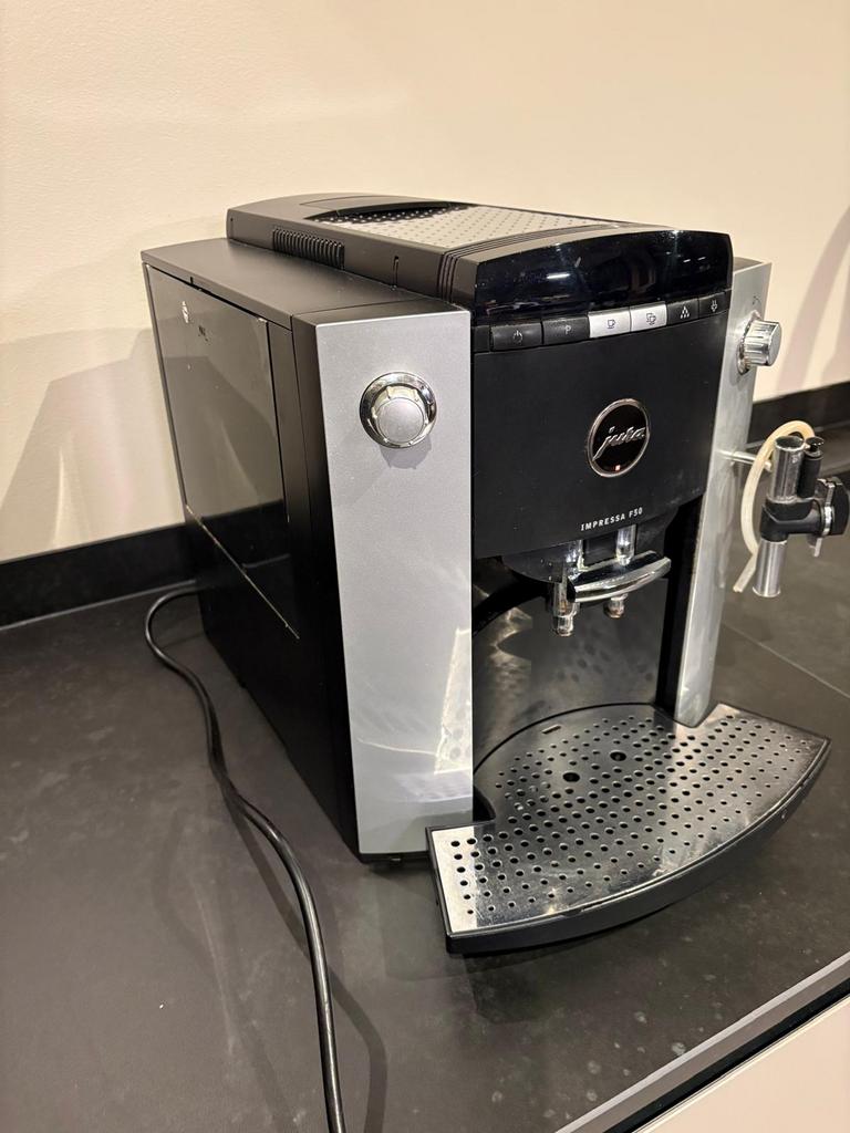 Jura F50 koffiemachine, Witgoed en Apparatuur, Koffiezetapparaten, Afneembaar waterreservoir, Gebruikt, Koffiemachine, 1 kopje