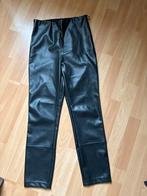 Nikkie gave zwarte imitatie leren broek mt 36 NIEUW, Kleding | Dames, Broeken en Pantalons, Zwart, Nieuw, Ophalen of Verzenden