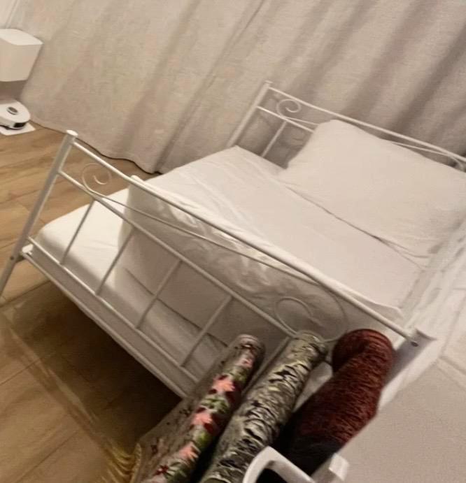 Wit metalen bedframe met matras IKEA - Eenpersoons, Huis en Inrichting, Slaapkamer | Bedden, Gebruikt, Eenpersoons, 90 cm, 200 cm